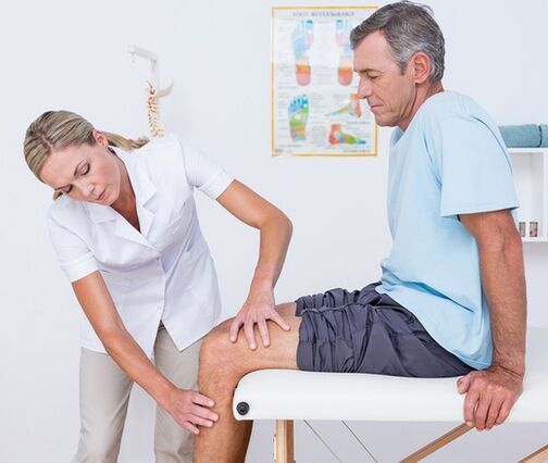 Medicul efectuează o examinare vizuală și o palpare a pacientului cu dureri de genunchi