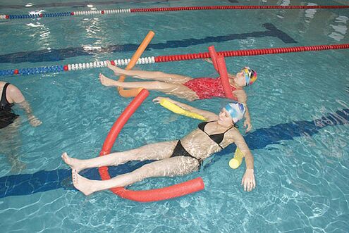 Pentru durerile de spate cauzate de osteocondroza toracică, este necesar să vizitați piscina